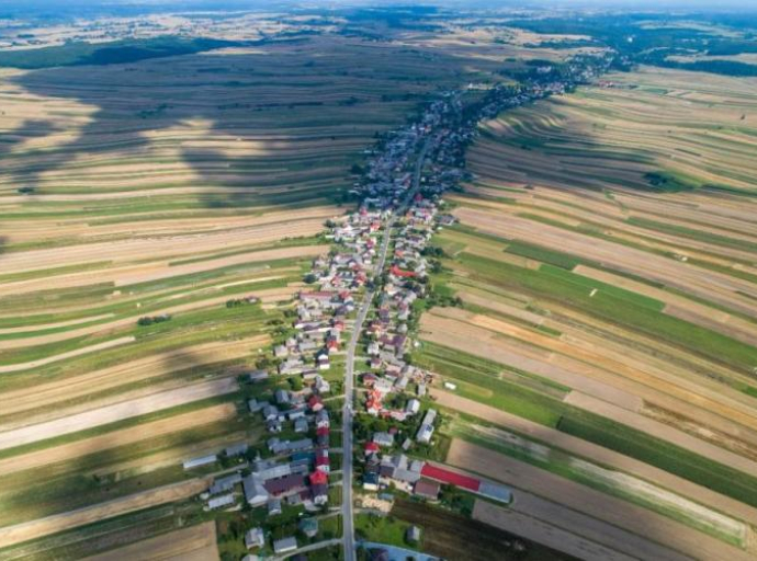 Svi stanovnici ovog mjesta žive u jednoj ulici: Duga je 9 km i u njoj se nalaze bolnice, škole, kuće i zamak 