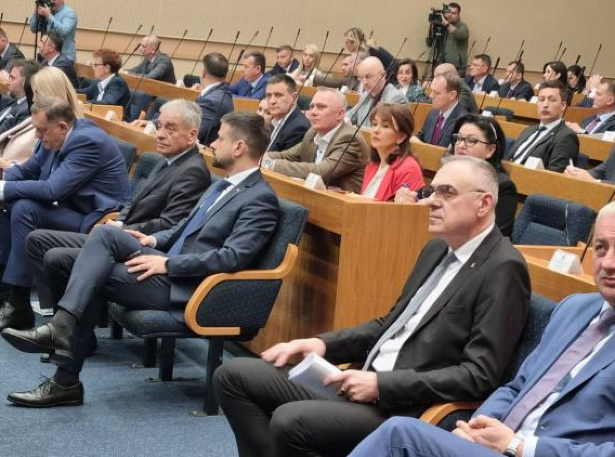 Ko će danas u NSRS reći "da" plati u koverti?