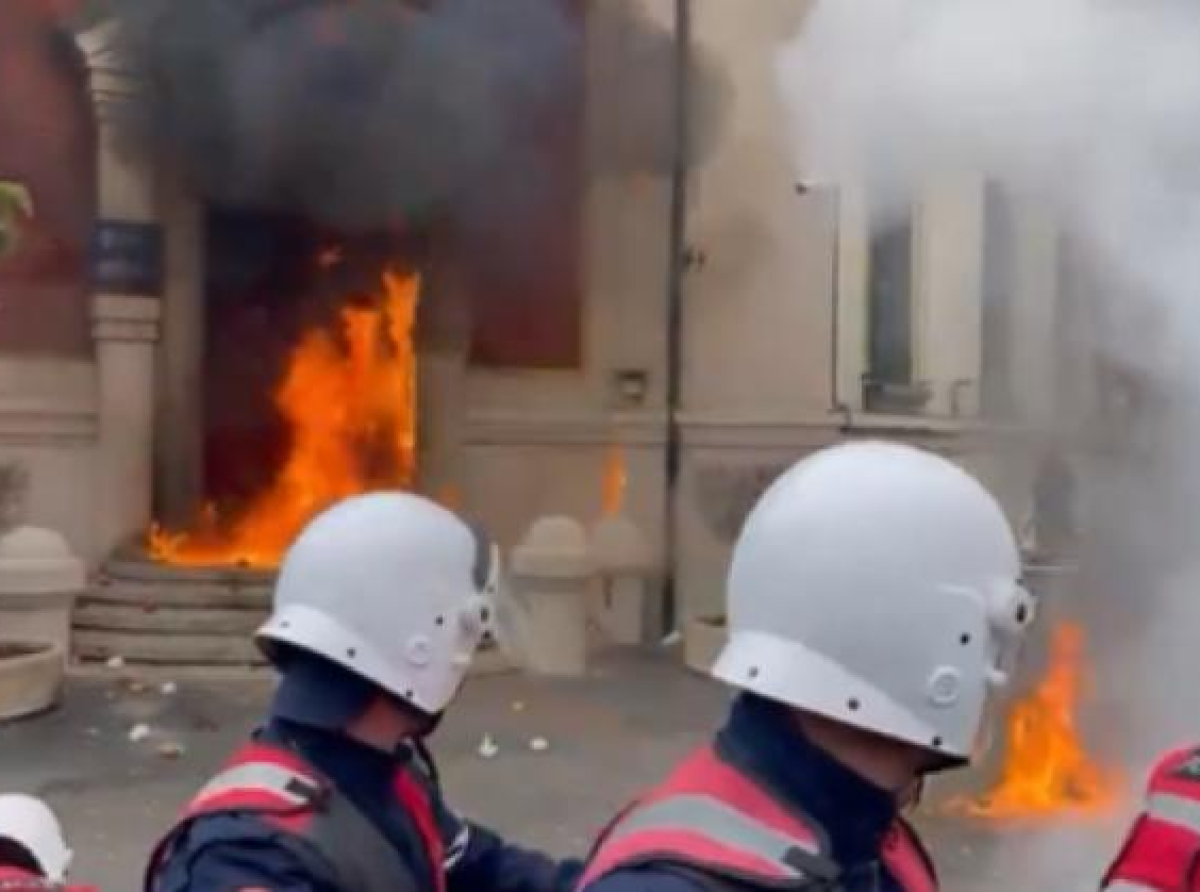 Protesti opozicije u Tirani: Gorjele zgrade