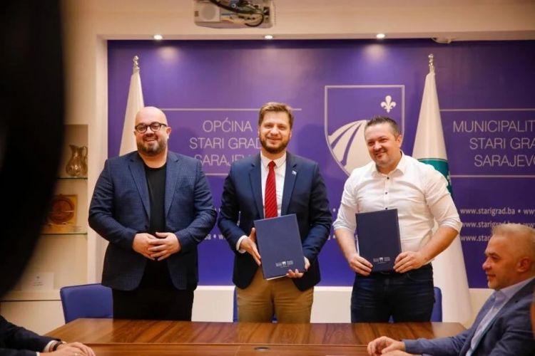 Sporazum je potpisao sa direktorom Direkci je za puteve Kantona Sarajevo Selmirom Kovacem a uz prisustvo i podrsku ministra saobracaja Kantona Sarajevo Adnana Stete