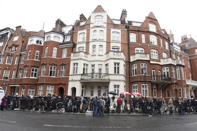 assange ekvadorska ambasada u londonu hina epa Facundo Arrizabalaga e1454680256673