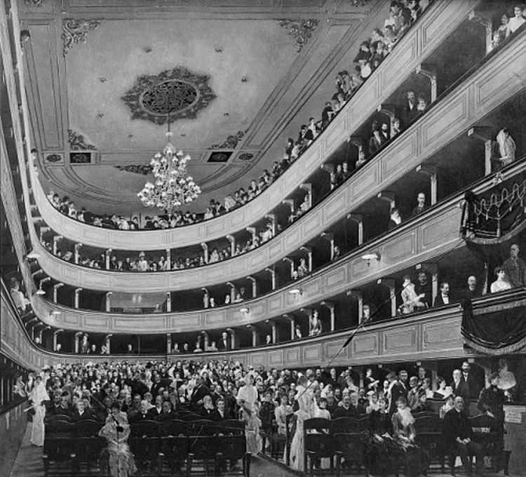 gustav klimt zuschauerraum im alten burgtheater in wien 1888 oel auf leinwand original 500x453