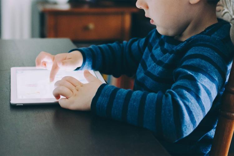 dijete tablet foto unasplash