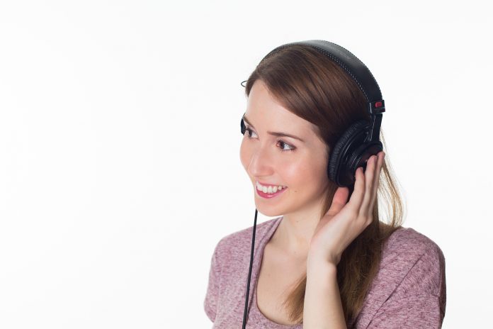 1žena slušanje muzike 1 696x464