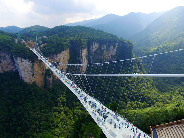 Zhangjiajie glass bridge 4.jpg.pagespeed.ce.4F2cvdOG4 