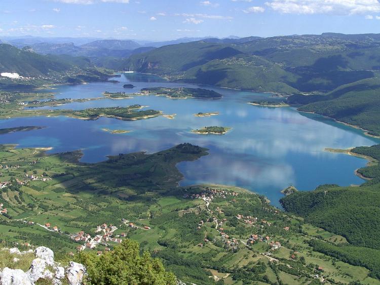 1200px Ramska prehrada s desitkami ostruvku a zalivu